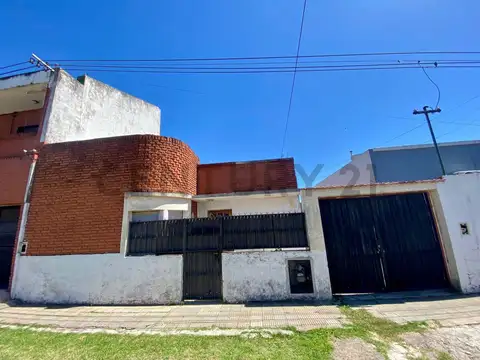 Casa en venta de tres dormitorios en Los Hornos
