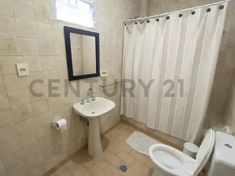 Casa en venta de tres dormitorios en Los Hornos