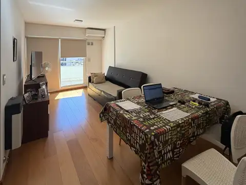 Alquiler un dormitorio, excelente calidad constructiva, luminoso, al frente