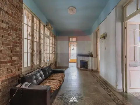 VENTA Casa 5 dormitorios Santa Lucía con garage.