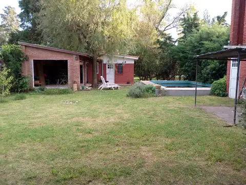 Casa en Roldán de dos dormitorios, cochera, jardín , pileta y quincho
