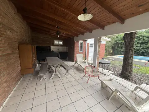 Casa en Roldán de dos dormitorios, cochera, jardín , pileta y quincho