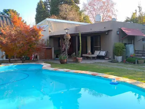 Casa  venta 3 dormitorios 2 baños 1 cochera - Arturo Segui