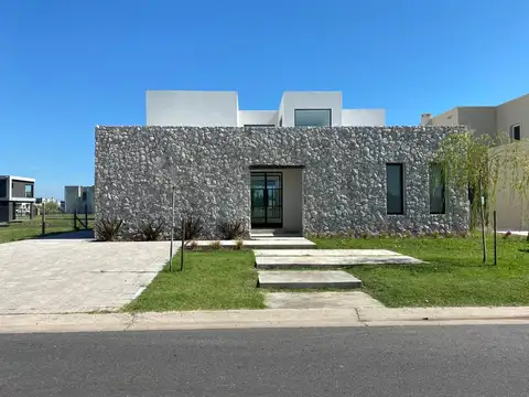 Casa en venta a la laguna 4 dorm, Barrio Santa Ana, Villanueva