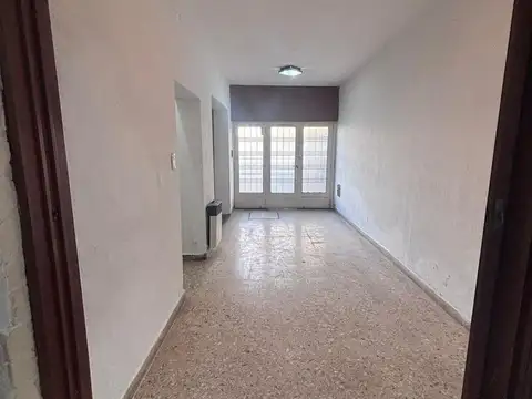 Casa 6 ambientes con 2 baños