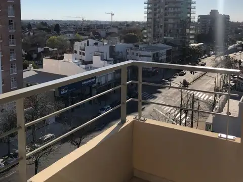 IMPECABLE 2 AMBIENTES CON COCHERA, BALCON,  BAULERA, Y SUM HERMOSA VISTA . A 3 C ESTACION BECCAR