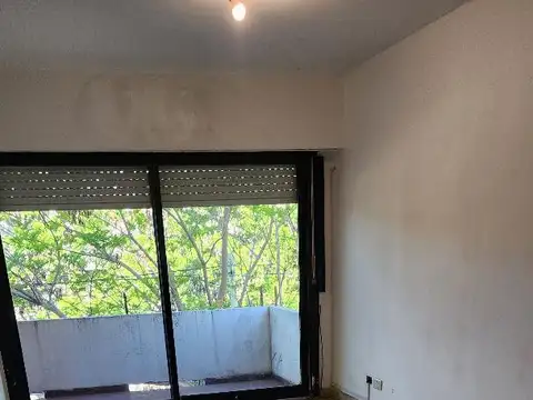 3 ambientes 2º p/escalera, al frente con balcón