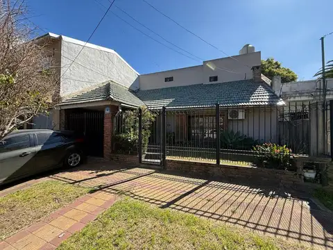 VENTA CASA  4 AMBIENTES CON PARQUE LOMAS DE ZAMORA