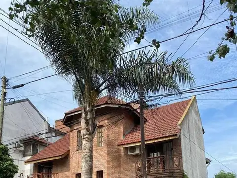 GLM. Casa Triplex Venta de 4 ambientes APTO CREDITO - Muñiz