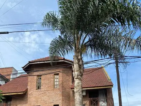 Glm. Casa Triplex Venta De 4 Ambientes - Muñiz