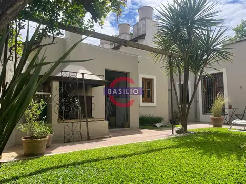 VENTA – CASA 3 AMBIENTES CON JARDÍN, PARRILLA Y FOGONERO EN CARAPACHAY