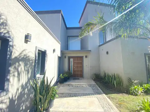 Casa en Venta con 2 cocheras