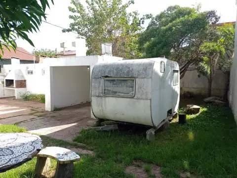 Casa 6 ambientes con 2 baños