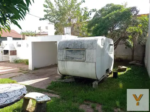 Casa 6 ambientes con 2 baños