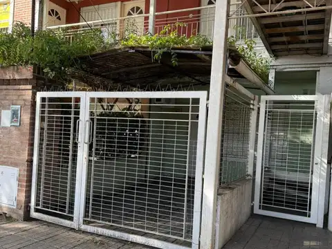 Departamento de 2 amb con patio y cochera cubierta
