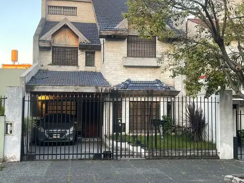 INTERESANTE CASA - 4 DORMITORIOS -2 BAÑOS C/HIDRO -TOILETE-DEP/ SERV.- COCHERA 2 AUTOS - PARR - PILETA