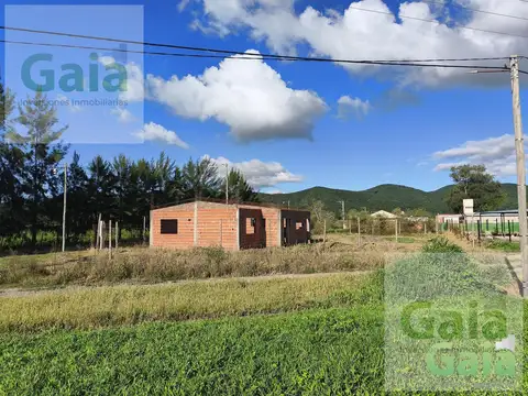 TERRENO ESQUINA CON OBRA EN URBANIZACION LA SECUNDINA CERRILLOS