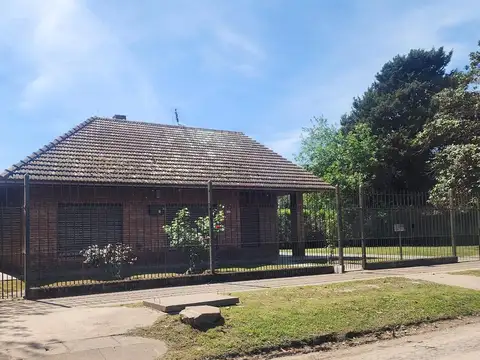 CASA 4 AMBIENTES + 2 LOTES - LIBERTAD