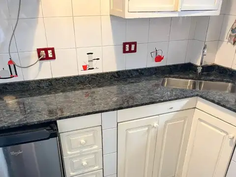 DEPARTAMENTO RECICLADO 2 AMB. C/BALCÓN EN CABALLITO. PISO 3 POR ESCALERA. OPORTUNIDAD!