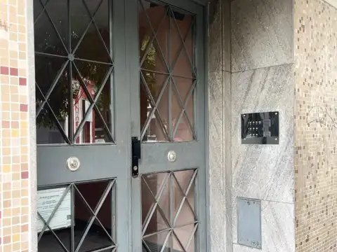 DEPARTAMENTO RECICLADO 2 AMB. C/BALCÓN EN CABALLITO. PISO 3 POR ESCALERA. OPORTUNIDAD!