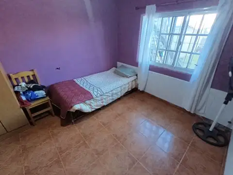 Casa 8 ambientes con 2 baños