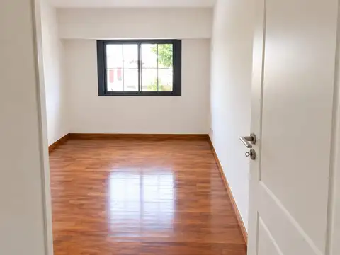 VENTA CASA 4 AMBIENTES COCHERA JARDIN PARRILLA