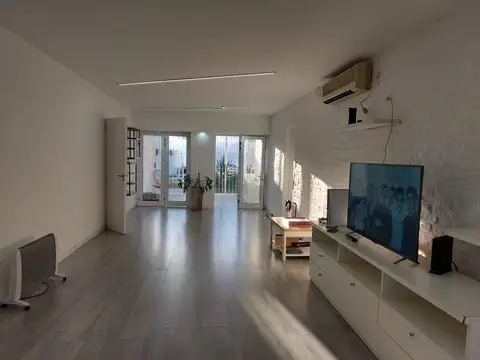 Casa en Alquiler con 2 cocheras