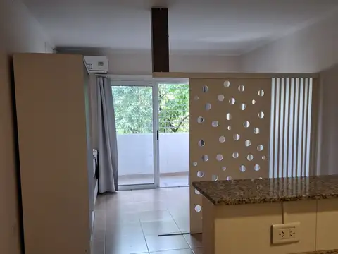 Monoambiente amplio con balcon