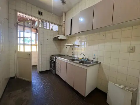 San Isidro, Depto 4 Amb. 2° Piso por Escalera. Excelente Ubicación. A 4 cuadras de Avenida.