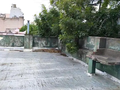 Lote en Esquina con Local + Departamento. Gran Potencial Constructivo