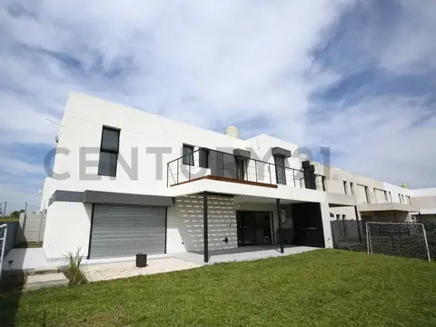 CASA EN VENTA EN GONNET TIPO DUPLEX ( EN COMPLEJO CERRADO )