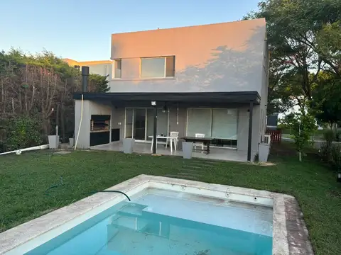 Casa en Alquiler con 2 cocheras