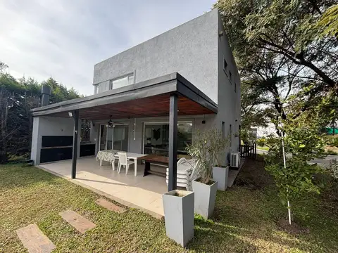 Casa 5 ambientes con 3 baños