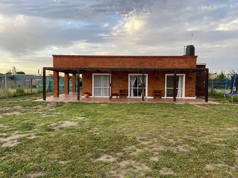 CASA EN VENTA EN PERGAMINO CON PATIO Y PILETA