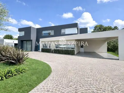 Casa 7 ambientes 5 dormitorios. | Av Gaona, Colectora Sur Acceso Oeste