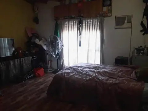 Casa 4 amb con jardín, garaje y amplio galpon- Loma Hermosa