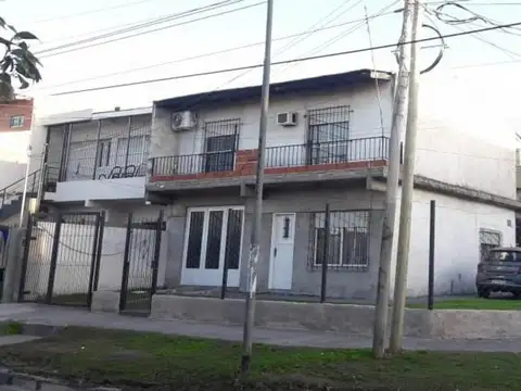 Casa 4 amb con jardín, garaje y amplio galpon- Loma Hermosa