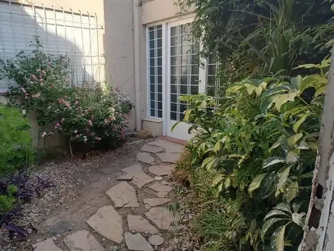 Venta Ph con amplio patio en Banfield SIN EXPENSAS