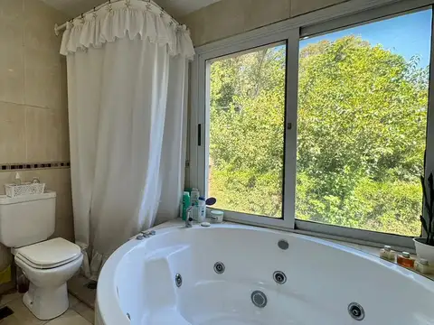 Casa 4 ambientes con 2 baños