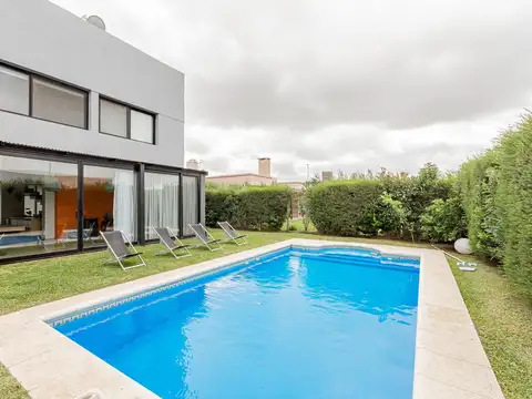 Venta - Casa 2 plantas - Jardín - Pileta - Lagos de Canning