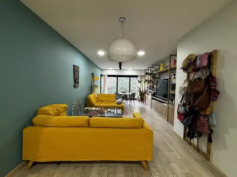 Departamento 4 ambientes reciclado a nuevo con balcon cochera y baulera