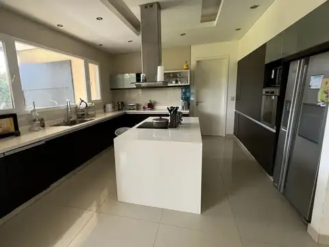 Casa en Alquiler con 2 cocheras