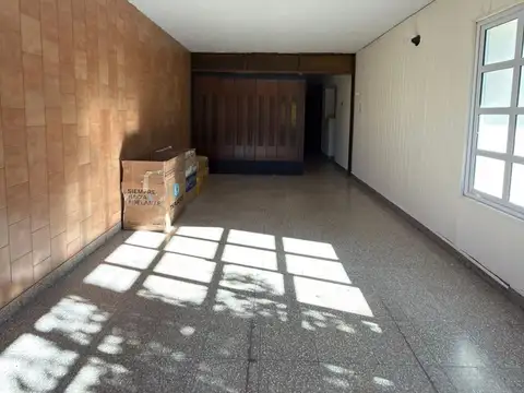 Casa 8 ambientes con 2 baños