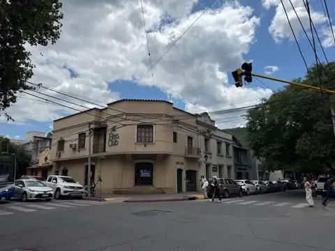 Casa en esquina para actividad comercial