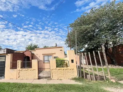 Se vende casa de dos dormitorios patio y cochera!