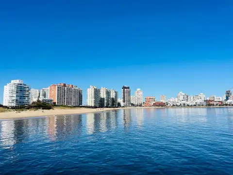 Departamento en venta en Playa Mansa en Icónico Edificio VANGUARDIA - Punta del Este.