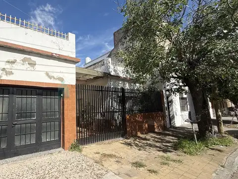 Casa sobre lote propio con garage, terraza y patio, ideal dos familias, Lomas del Mirador