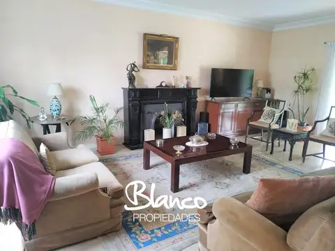 Casa en Venta con 3 cocheras