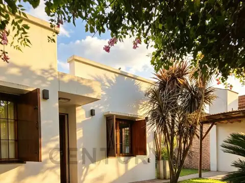 CASA EN VENTA EN GONNET DE 3 DORMITORIOS