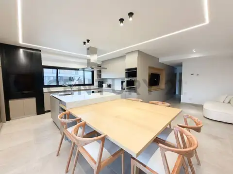 Casa en Alquiler con 2 cocheras